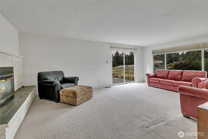 3rd image of 530 FORREST PARK Drive