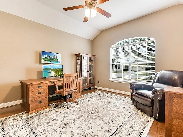 310 Glen Hollow St — Photo 5