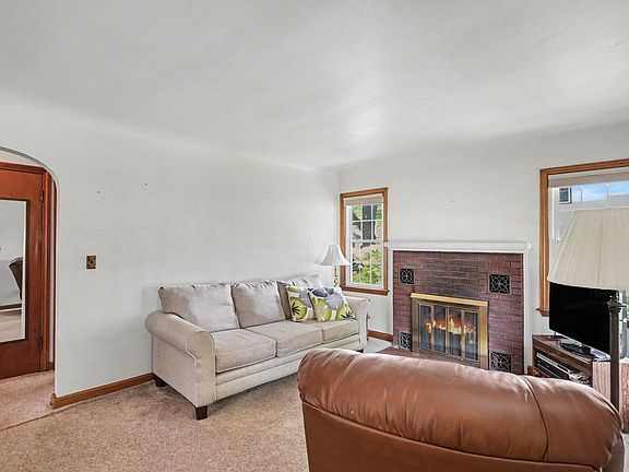 5th image of 170 Eastman St