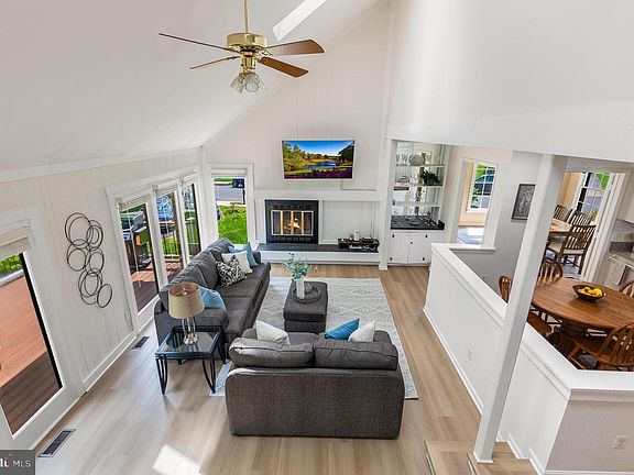 4th image of 8051 Oak Hollow Ln