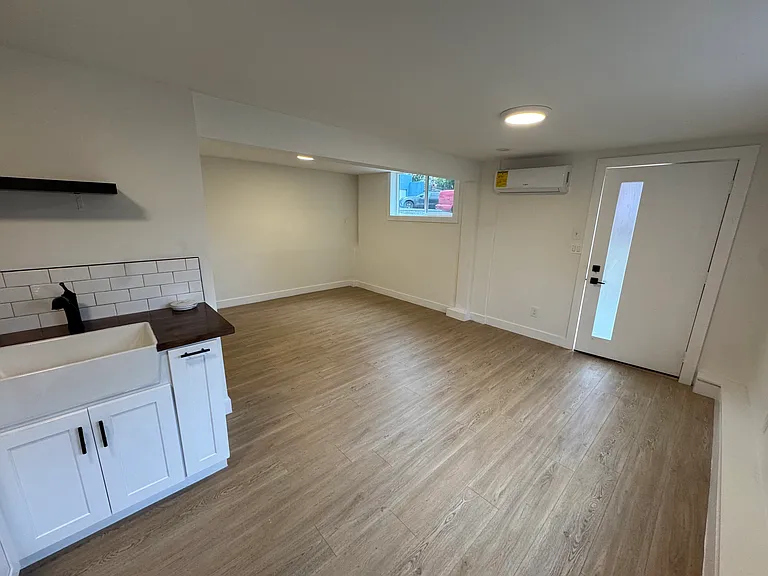 877 Hyperion Ave #879-1/2 — Photo 2