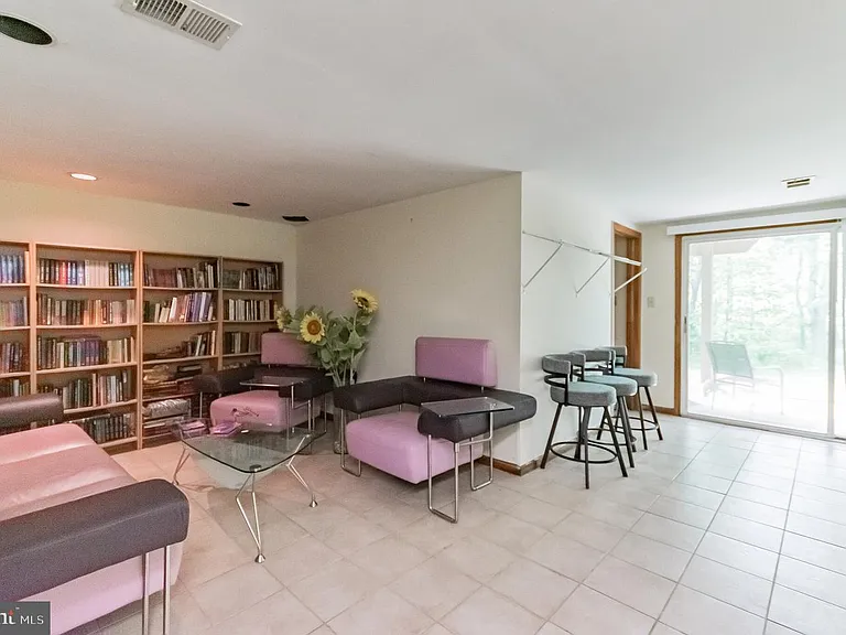 604 Hillary Ct — Photo 24