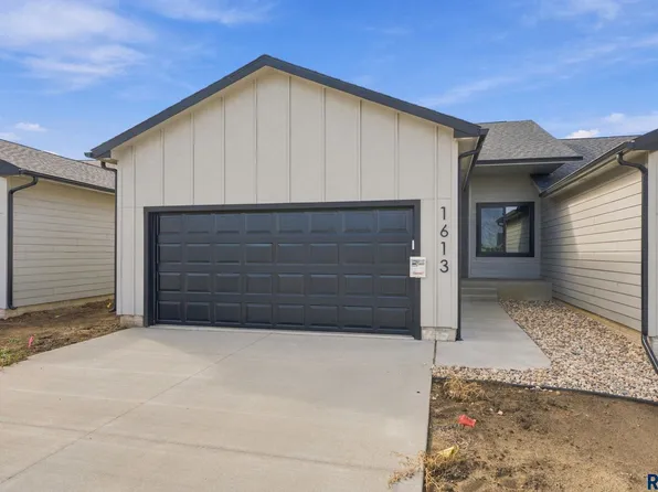1613 N Tina Dr, Sioux Falls, SD 57110