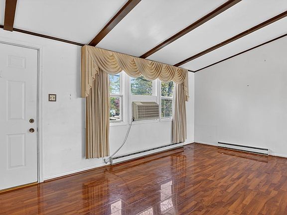 3rd image of 4 Boxwood Rd