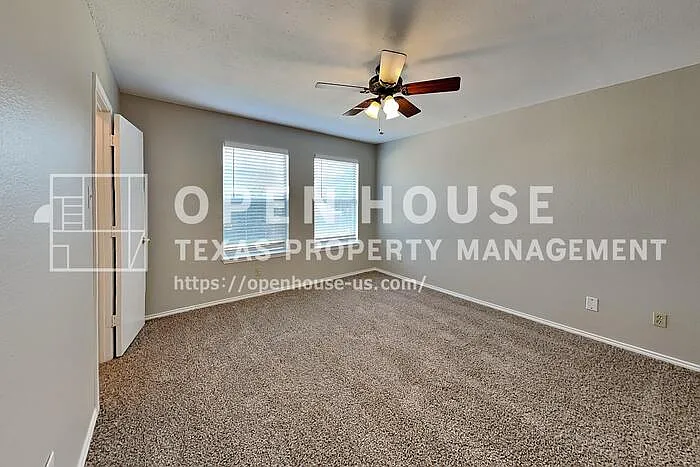 1005 Lake Bluff Dr — Photo 8