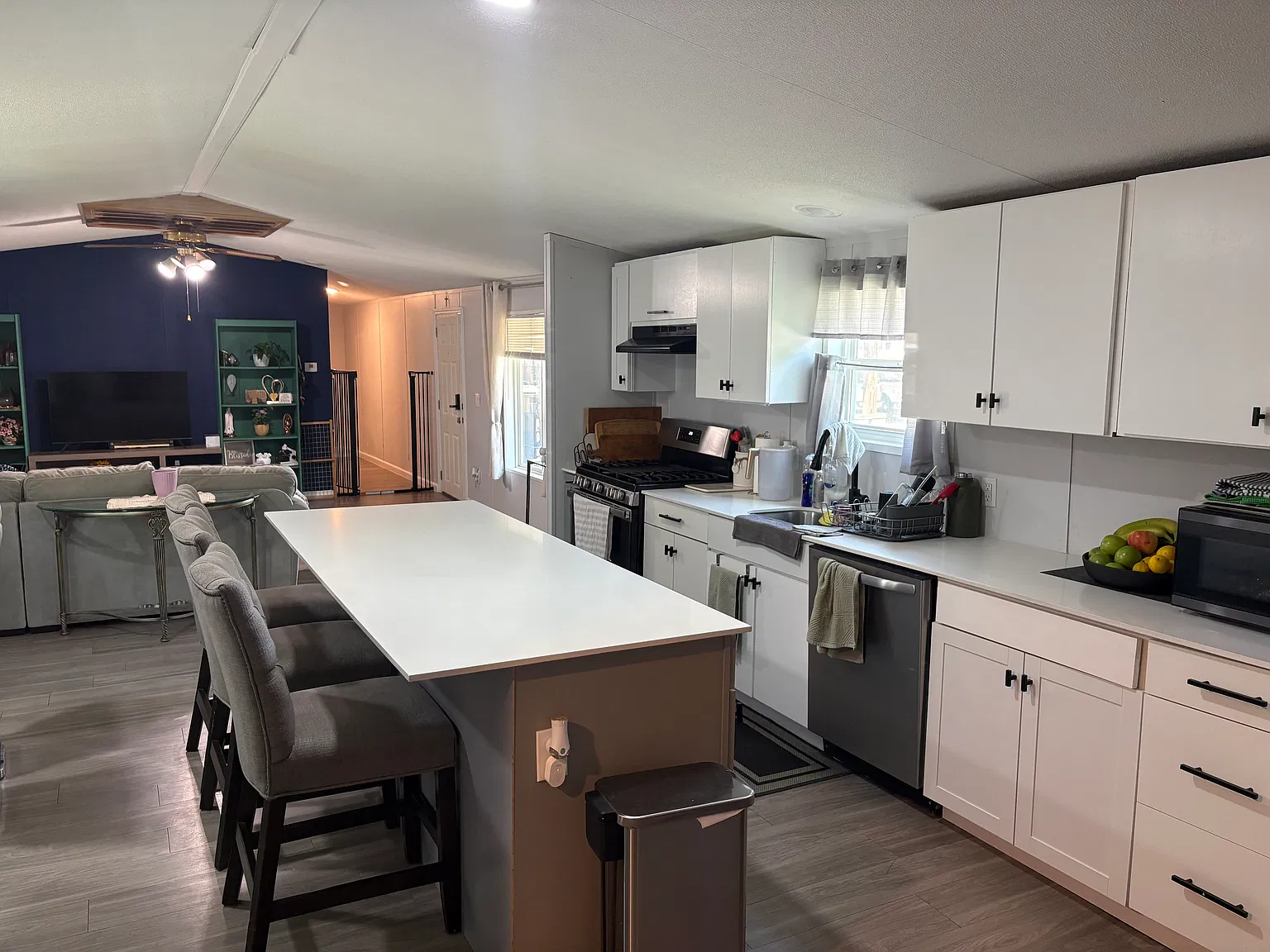 3 bed, 1292 sqft, $1,907 — Photo 3