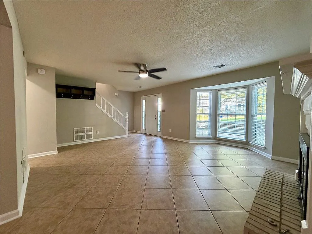 3 bed, 2.5 bath, 1612 sqft, $2,095 — Photo 4