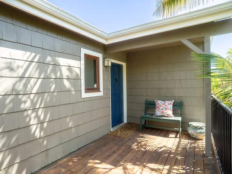 2521 Whitney Ave — Photo 2
