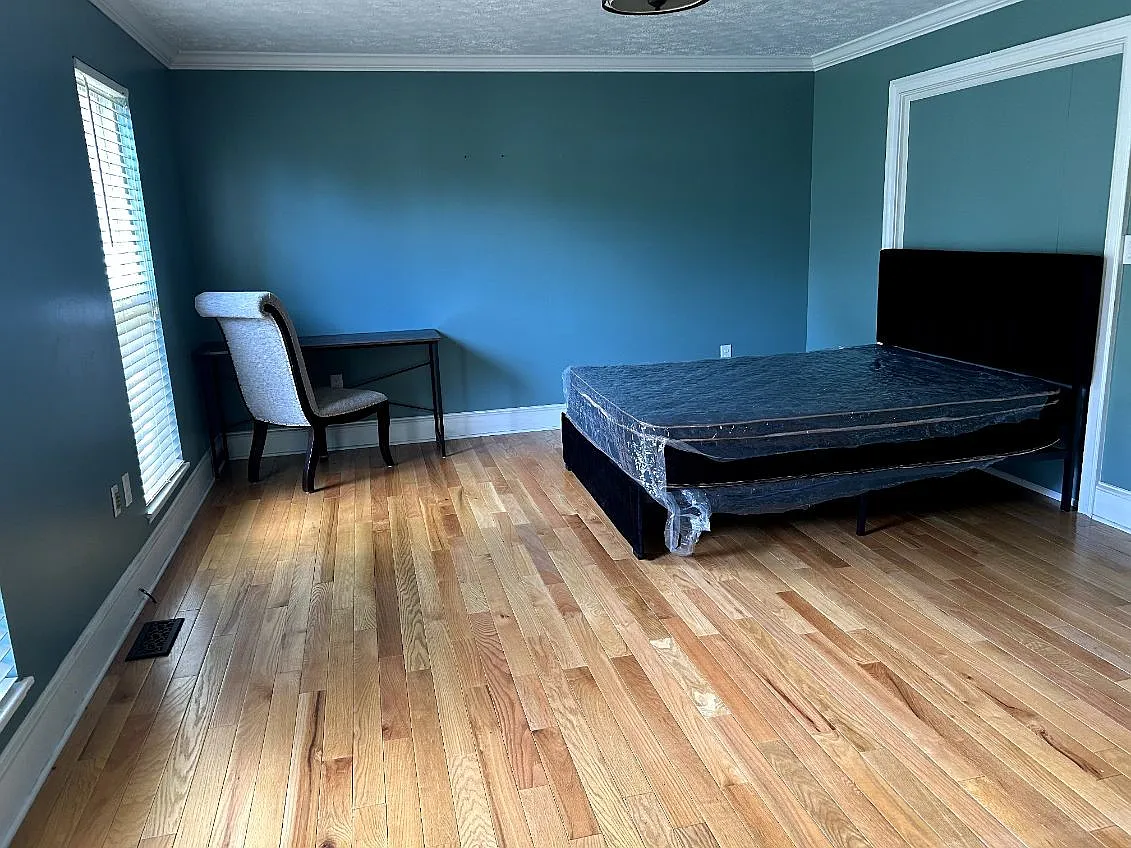 5 bed, 2.5 bath, 2194 sqft, $990 — Photo 3