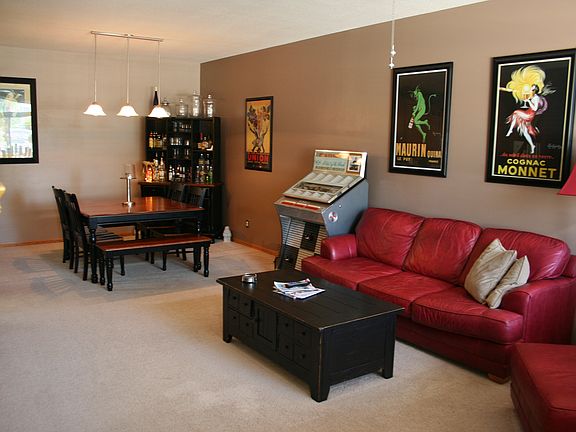 Living Room/Dining Area