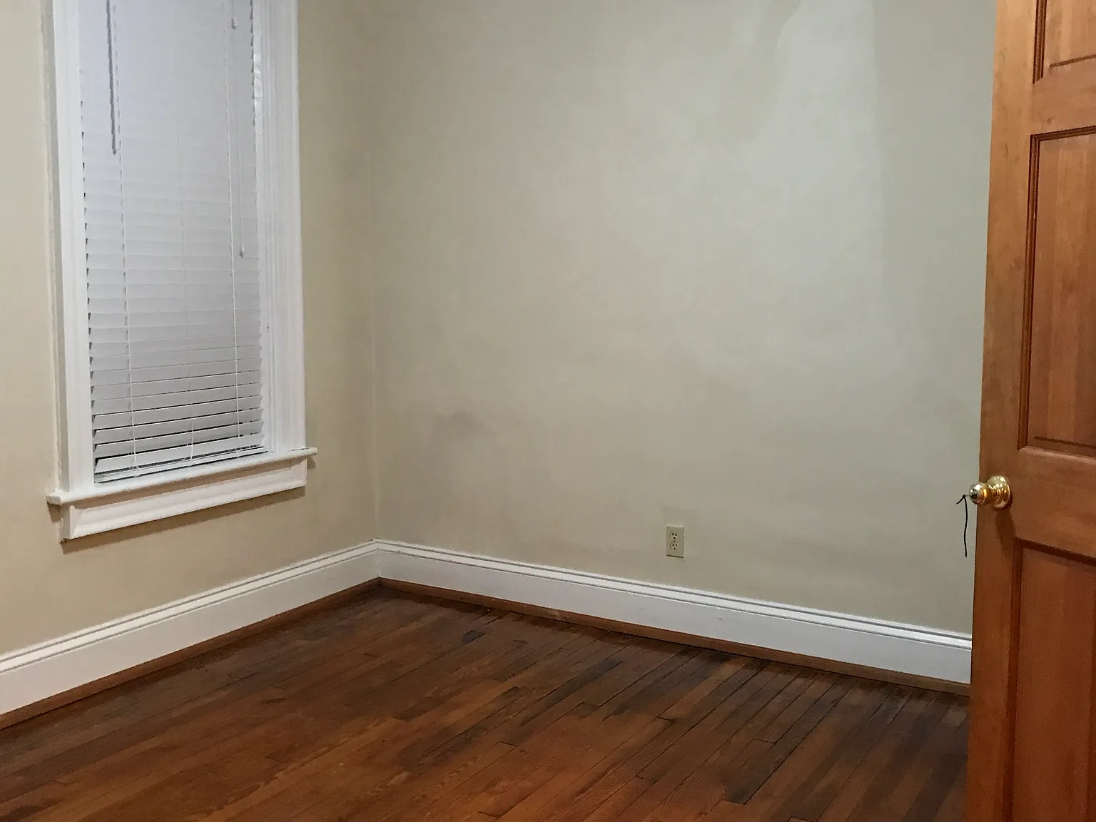 4 bed, 2400 sqft, $2,400 — Photo 4
