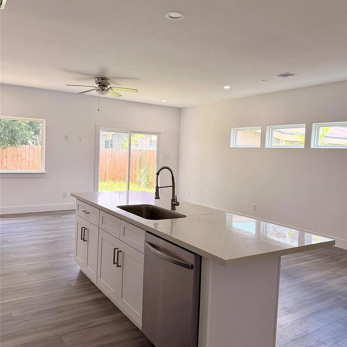 3 bed, 3.5 bath, 2021 sqft, $2,300 — Photo 3