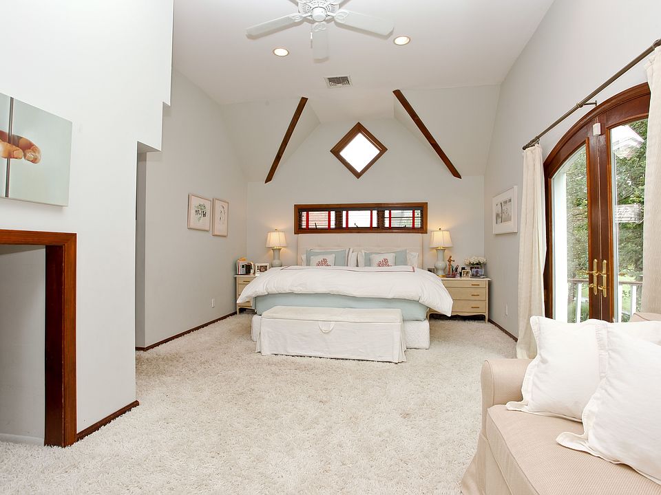 2nd image of 137 Soundview Ave