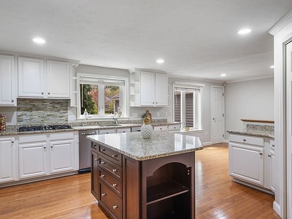 4th image of 54 Bay Farm Rd