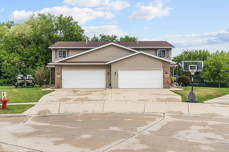 3 bed, 2.0 bath, 1600 sqft, $1,699 — Photo 3