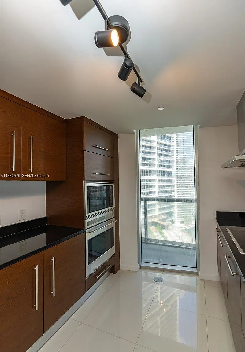 2 bed, 2.0 bath, 1654 sqft, $6,000 — Photo 4