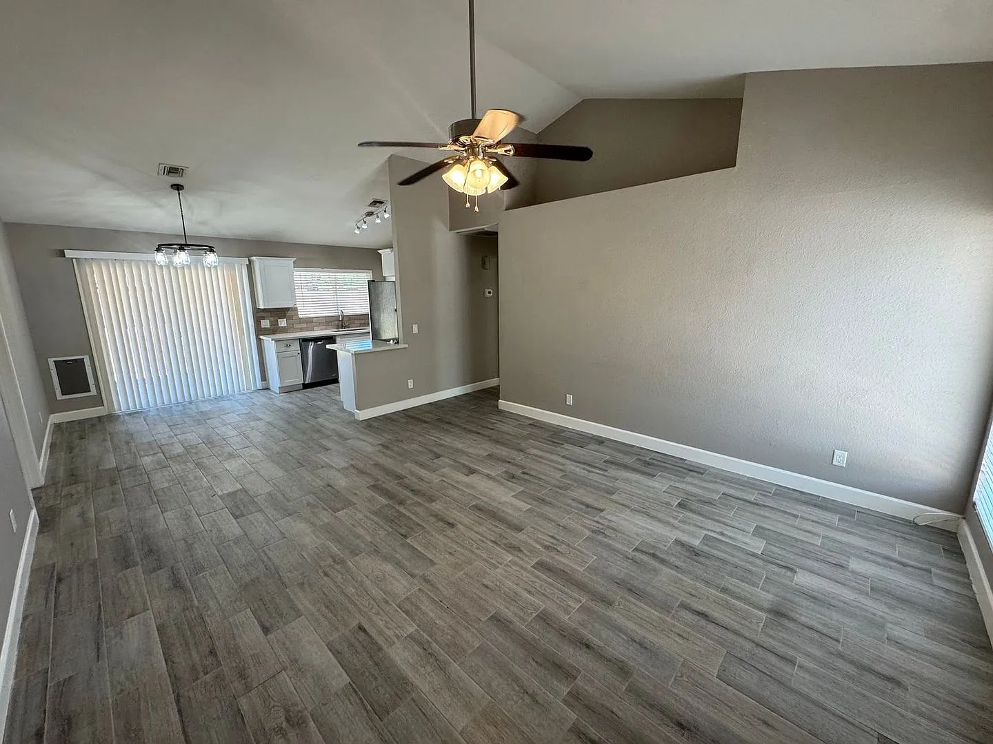Stunning 3-bedroom, 2-bathroom home located in the highly sought-after city of Chandler, AZ. — Photo 3