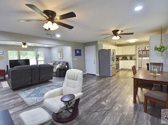 4th image of 2401 E Avenue B