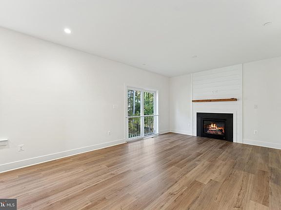 4th image of 110 Overlea Dr E