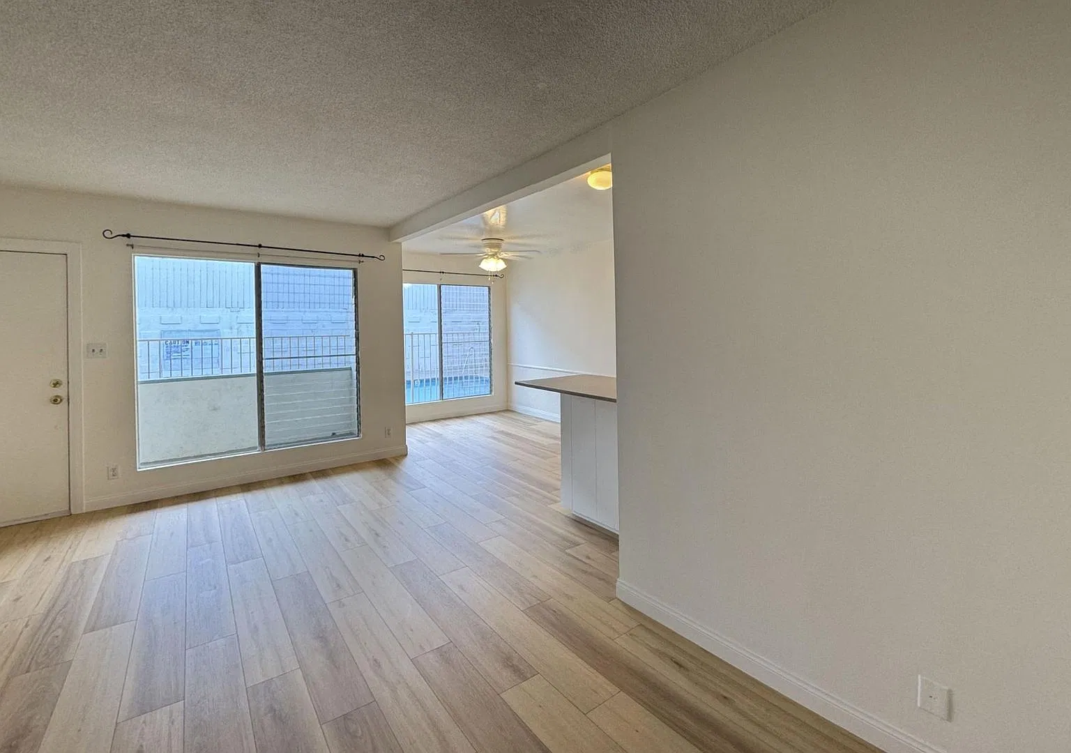 Bright Westside 1 Bedroom W/Private Patio + Pool Access — Photo 2
