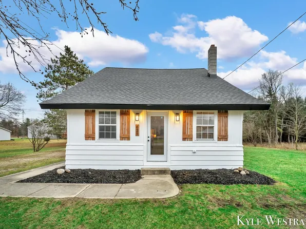 621 Orton St, Howard City, MI 49329