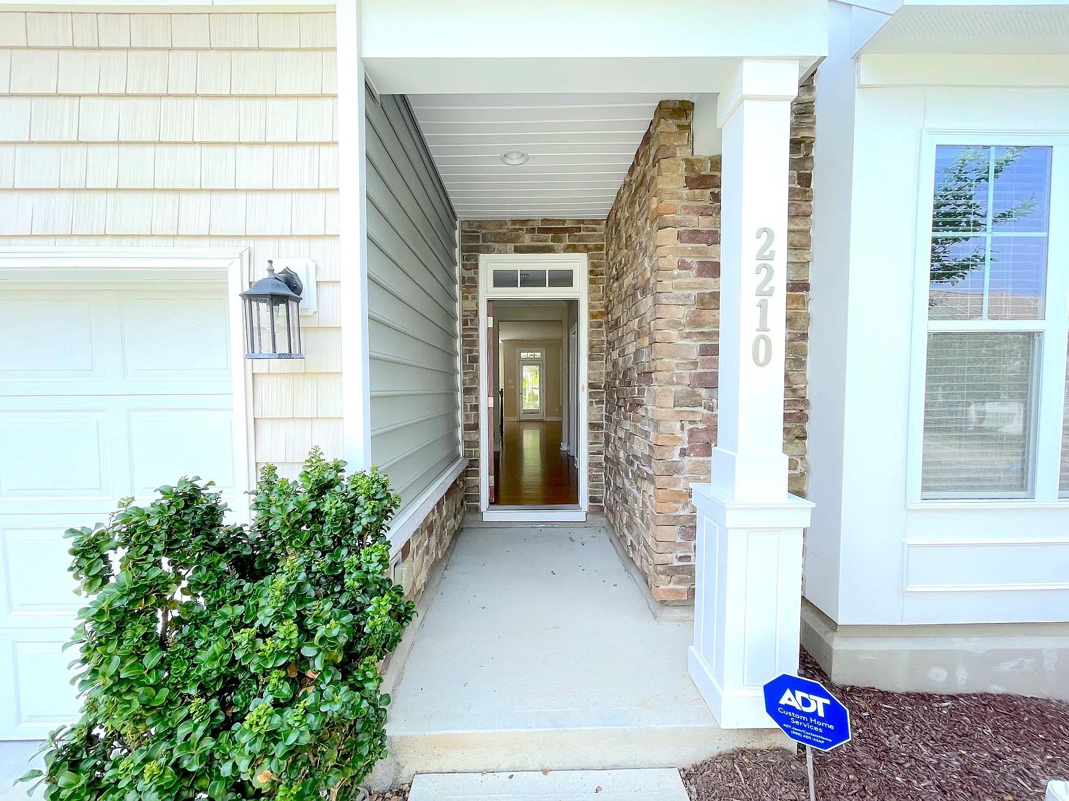 4 bed, 2.5 bath, 2430 sqft, $2,500 — Photo 2