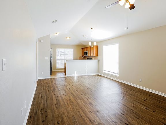 4th image of 2110 Redwood Dr