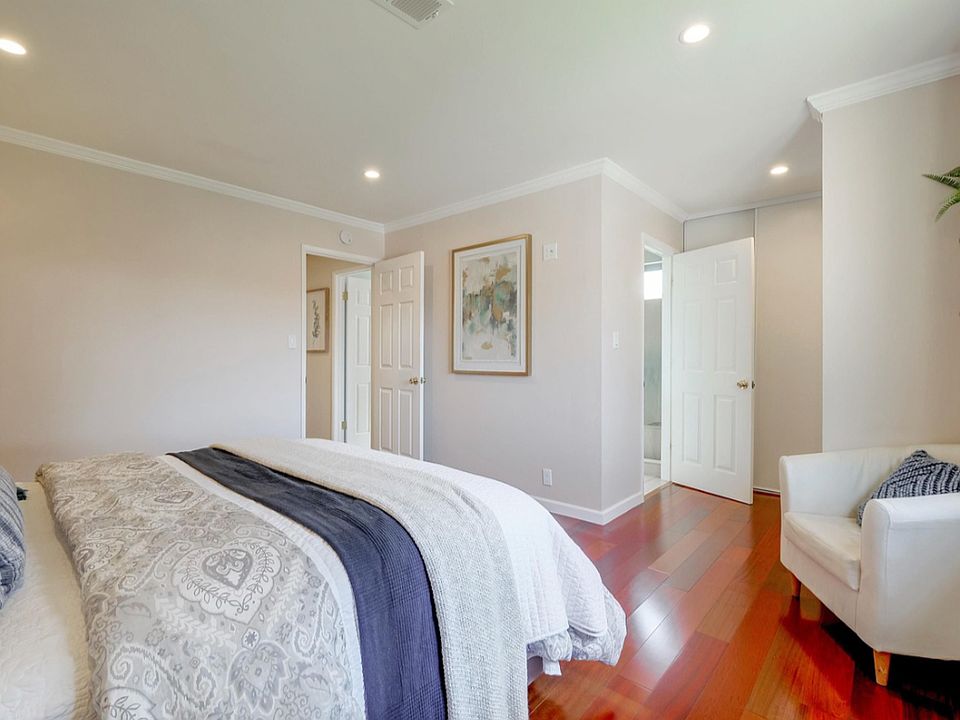 1st image of 32471 Lois Way