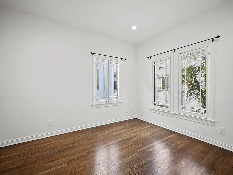 1311 N Hayworth Ave — Photo 10