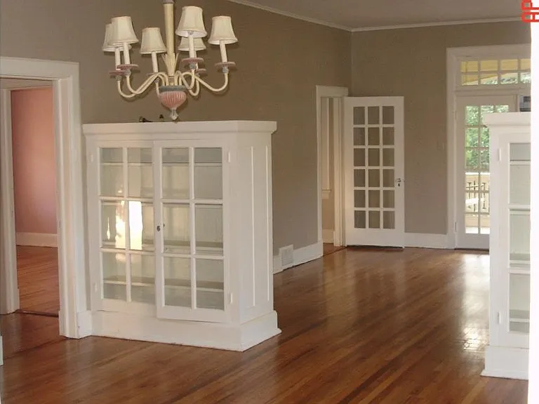 LR/DR- has crystal chandelier