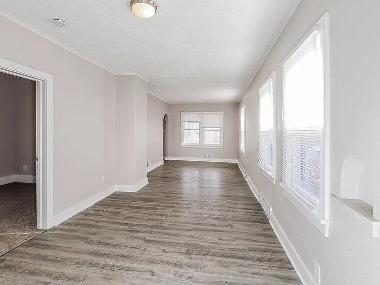 1352500_017_living_room_13381489.jpg