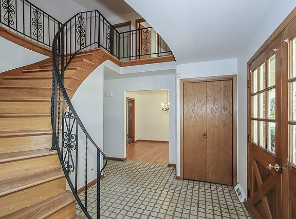 4th image of 31 Portshire Dr