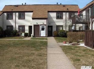 42 Monet Ct, Middle Island, NY 11953