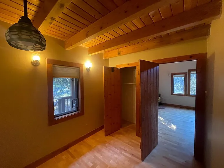 NE Cascadia Ln — Photo 10