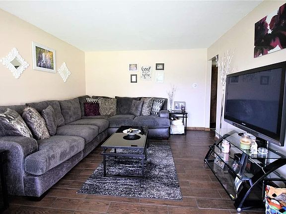 5th image of 504 Sandra Ln