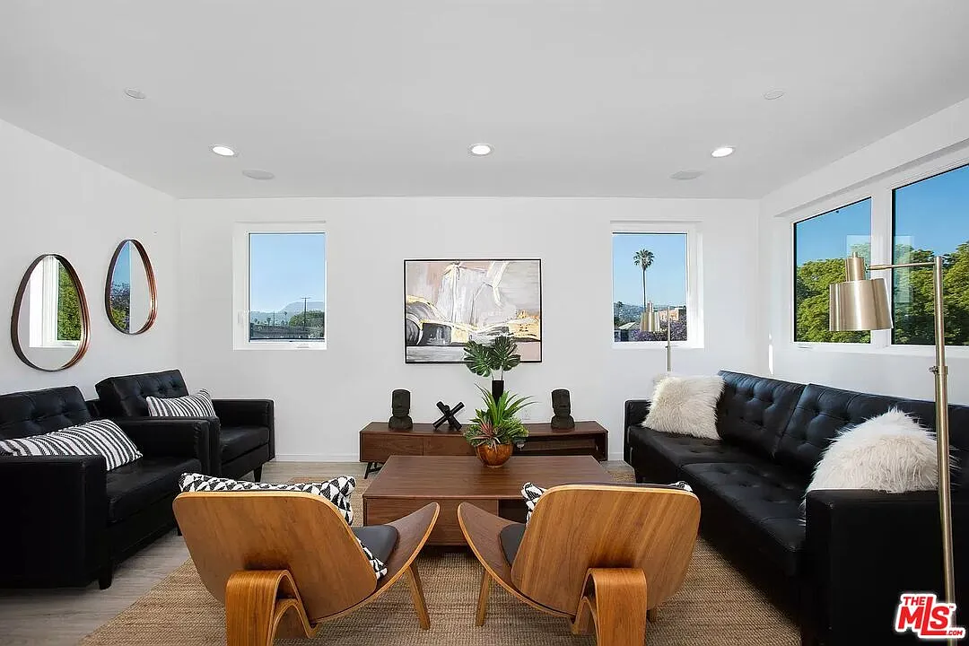 4 bed, 3.0 bath, 2000 sqft, $4,400 — Photo 1