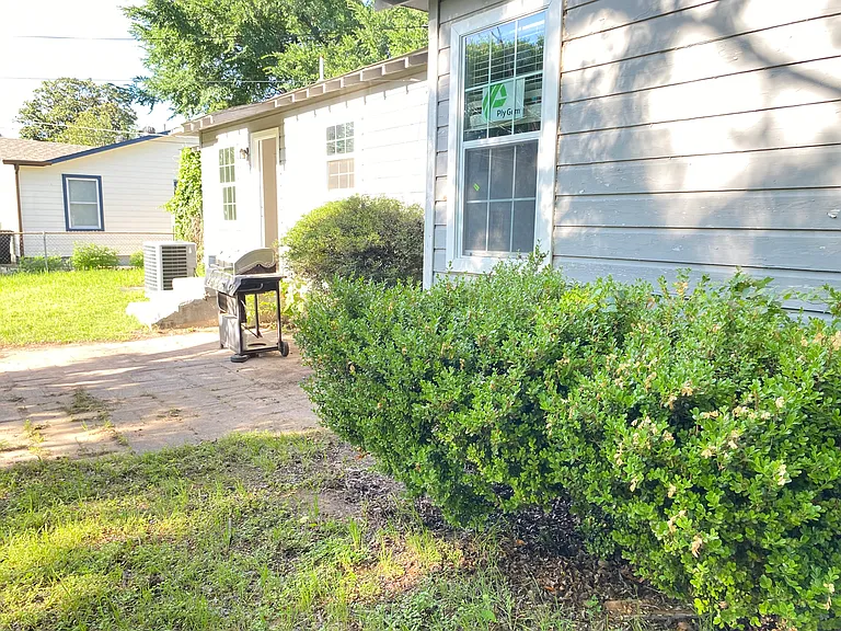 3201 Edith Ln — Photo 3