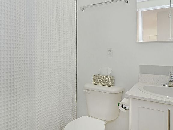 5th image of 1952 Comox St #1407086
