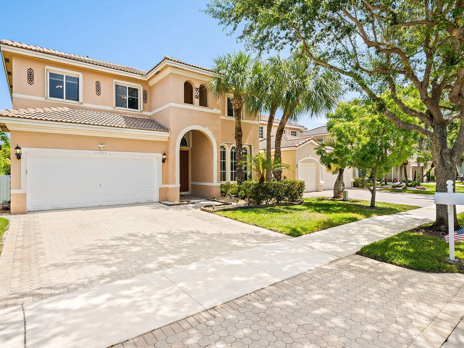 5 bed, 4.0 bath, 3106 sqft, $5,200 — Photo 2