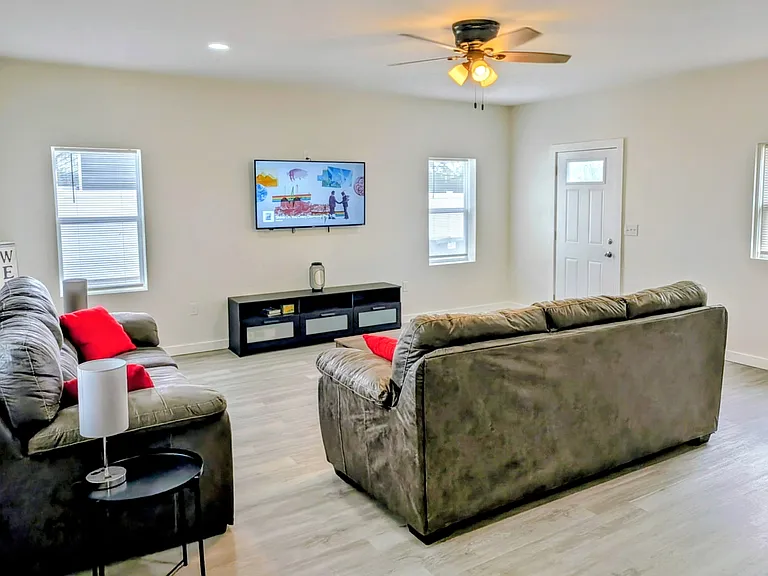 8910 Franklin Ave — Photo 3