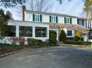 6 Parkwood Dr, Great Neck, NY 11023