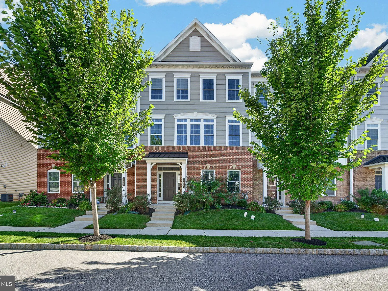 5 bed, 4.5 bath, 4124 sqft, $4,600 — Photo 3