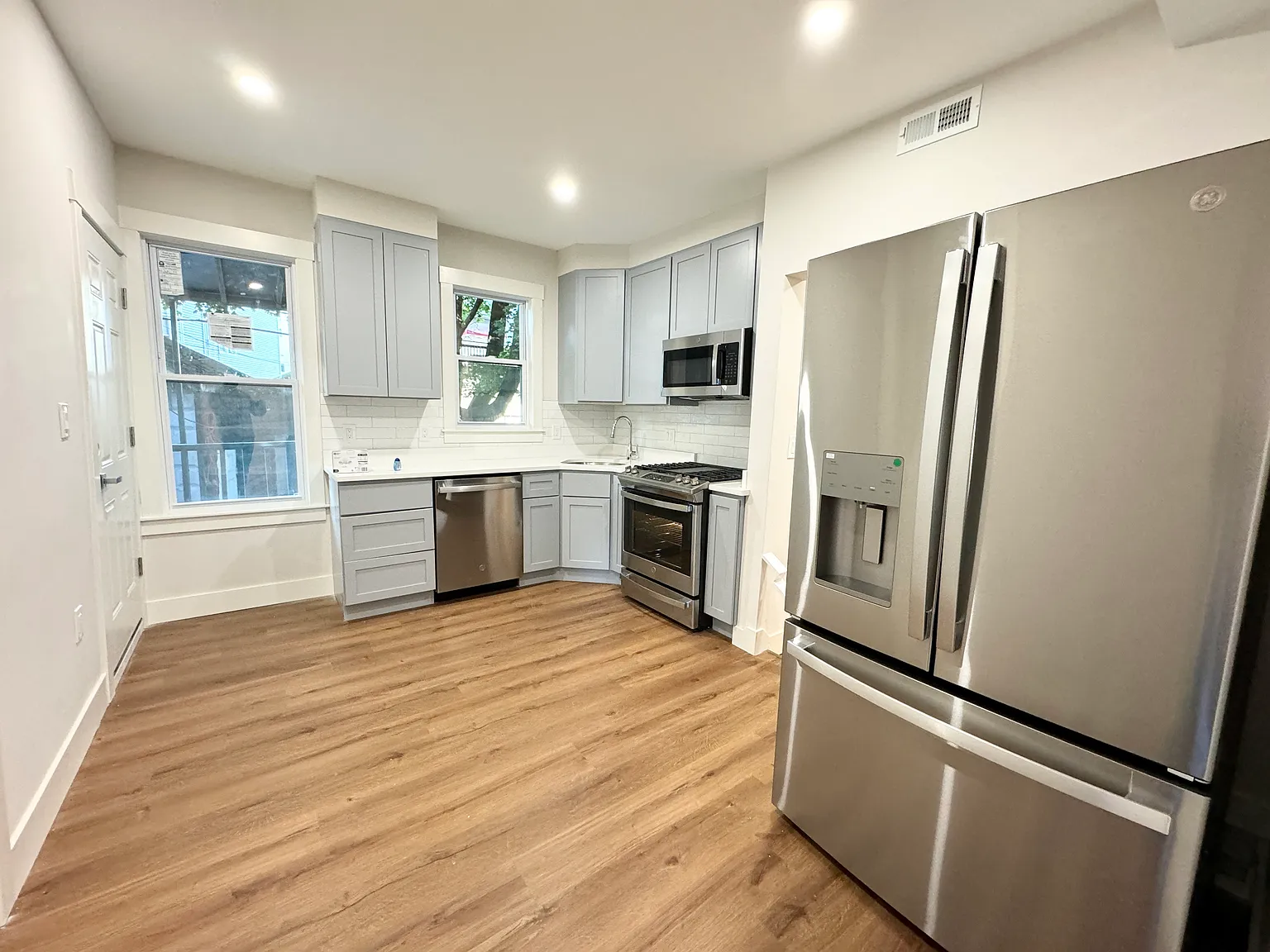 4 bed, $4,000 — Photo 2