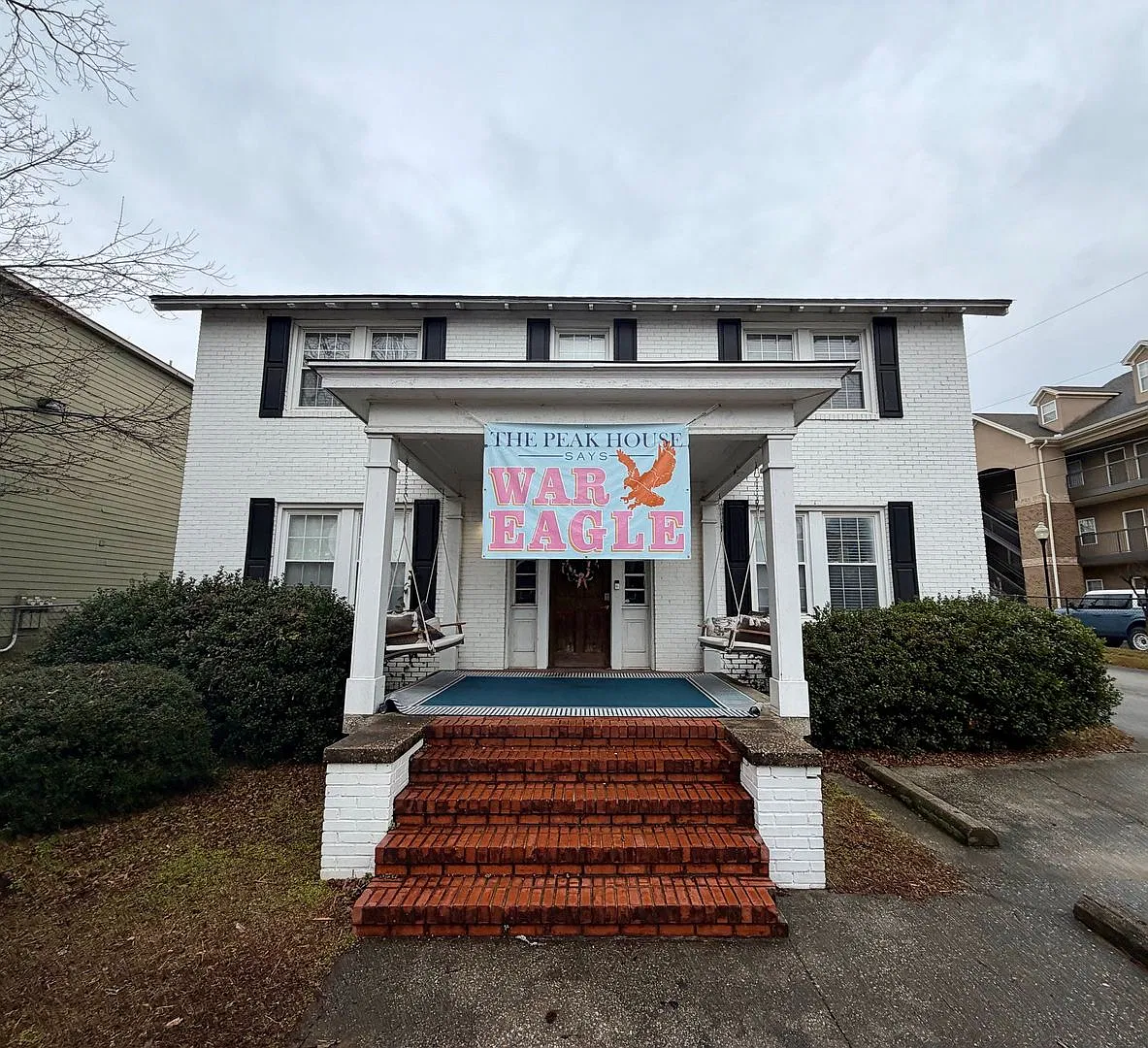 Peak Apartments — Photo 1