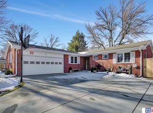 621 Teakwood Dr, Lincoln, NE 68510