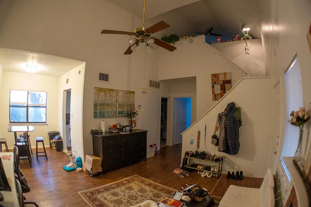 Building Photo - 706 W 22nd St #301