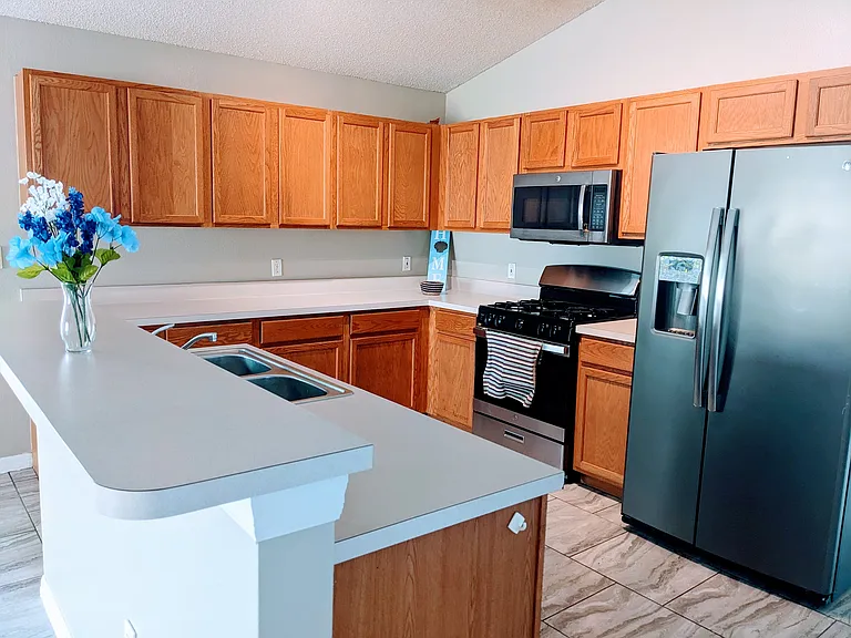 246 Queen Mary Dr — Photo 7