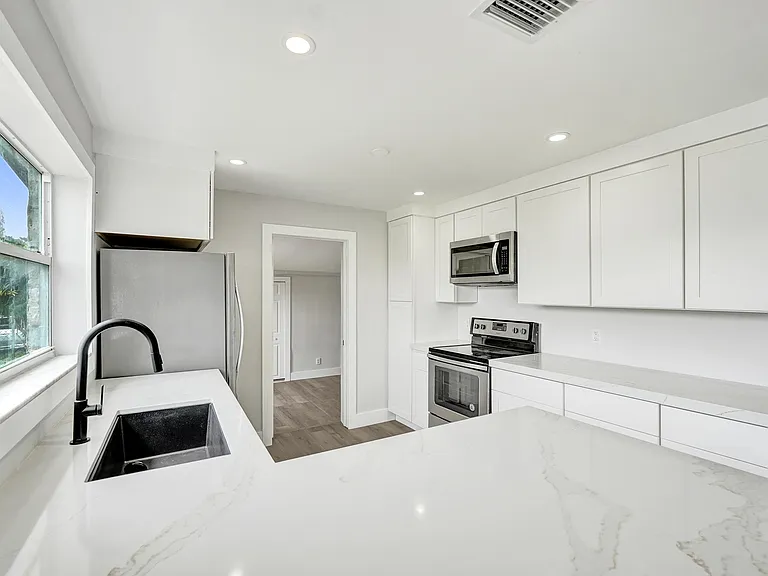 5601 SW 36th Ct — Photo 9