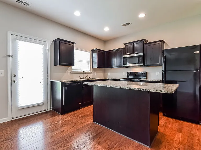 111 Howard Ave NW — Photo 7