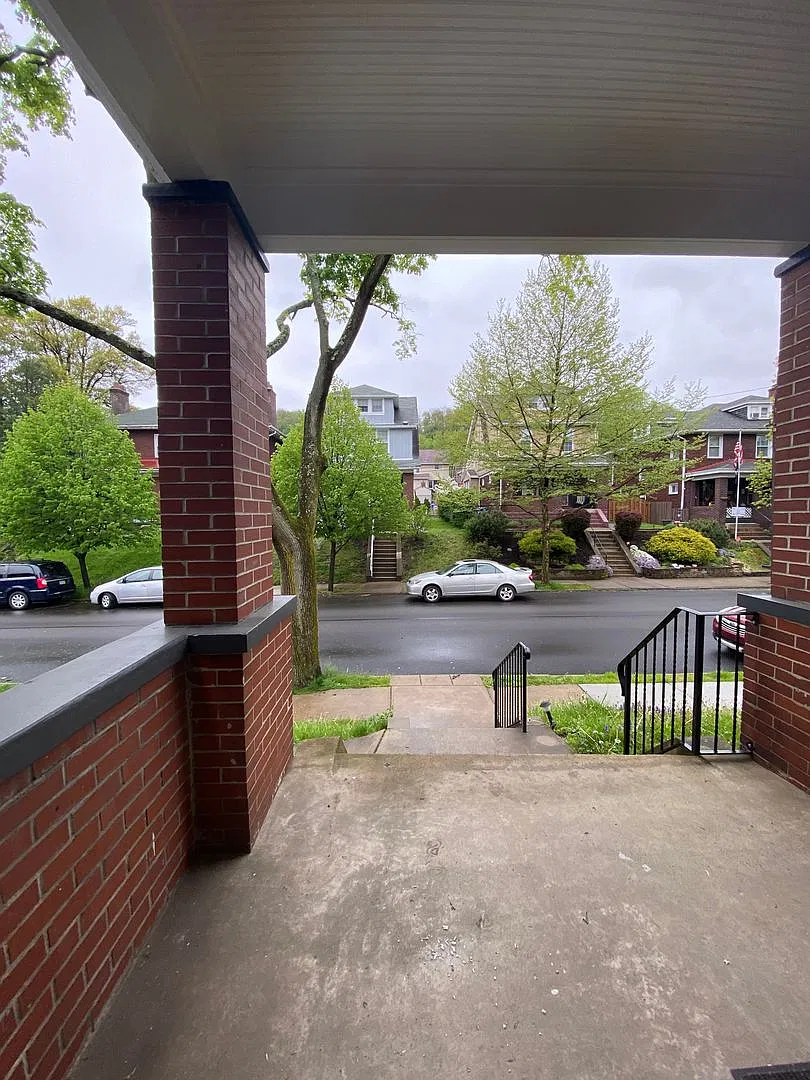 Modern 5 Bedroom In The Heart Of Morningside! Flexible Availability!! — Photo 2